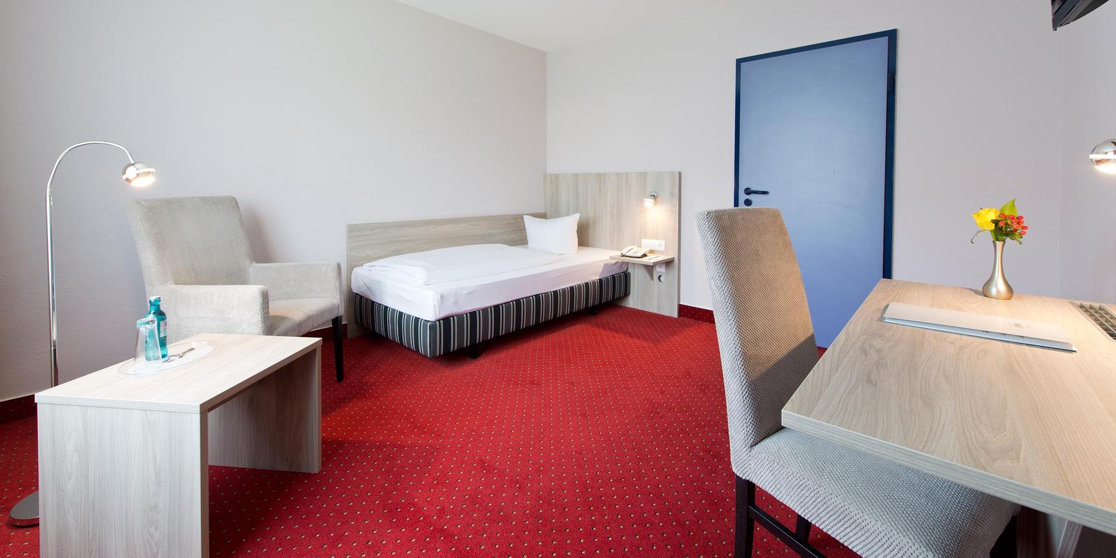 Business Zimmer ACHAT Hotel Frankenthal in der Pfalz Betten und Schreibtisch