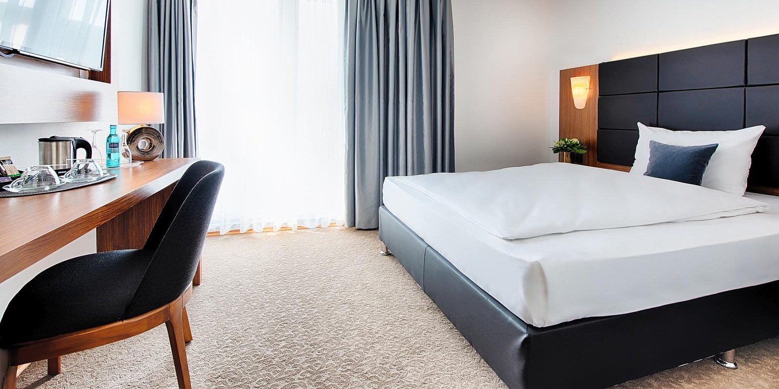 Superior Zimmer ACHAT Hotel Bad Dürkheim Bett und Schreibtisch