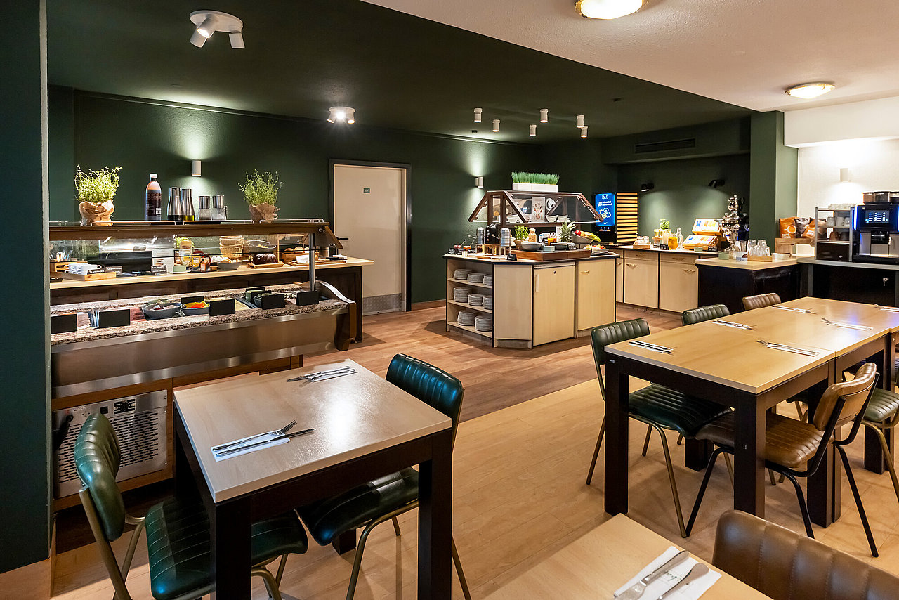 ACHAT Hotel Darmstadt Frühstücksraum Büfett