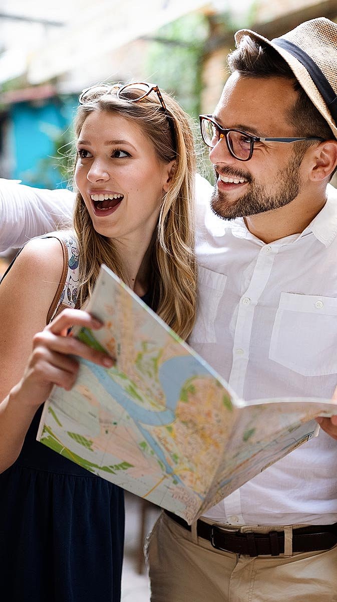 Zwei Personen erkunden eine Stadt 