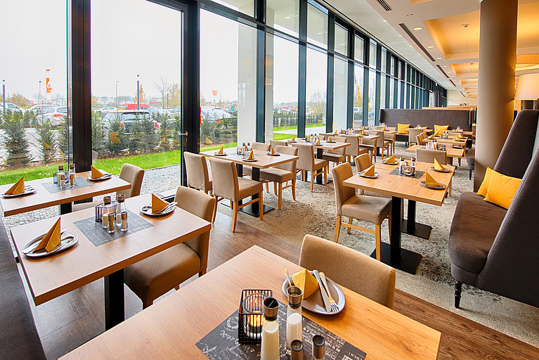 Tische im Restaurant im ACHAT Hotel Leipzig