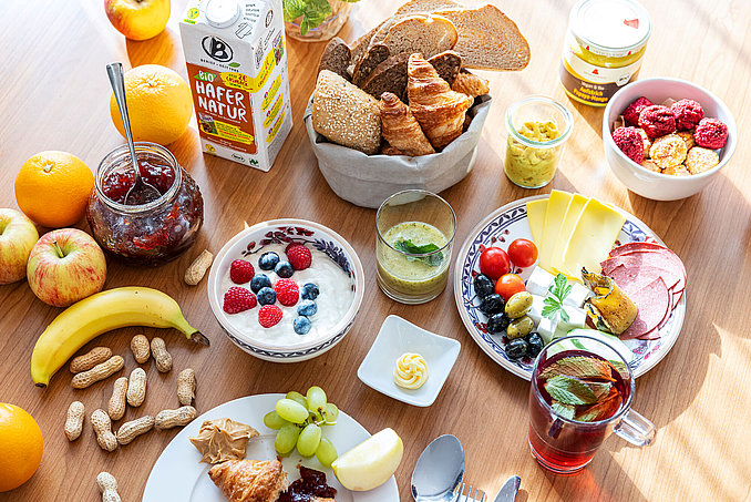 ACHAT Hotels veganes Frühstück mit Joghurt, Obst, Croissants, Aufstriche, Brot, Hafermilch