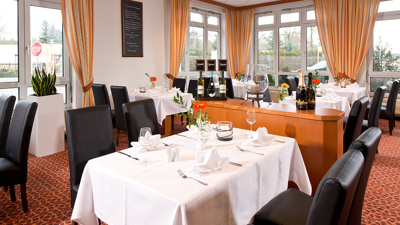Tische im Restaurant ACHAT Hotel Schwarzheide Lausitz