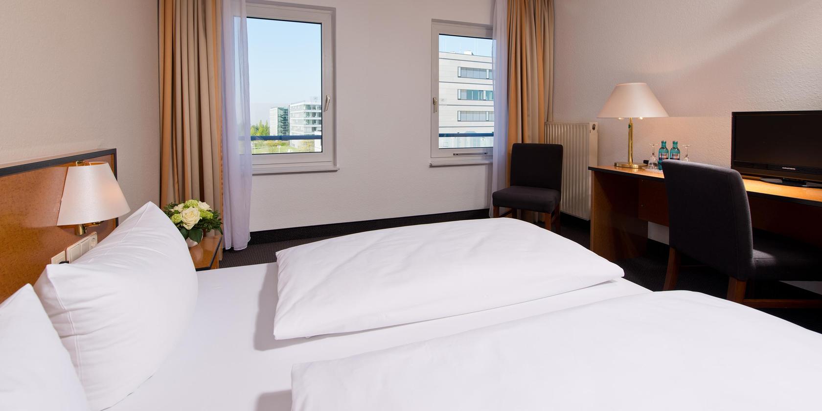 Business Zimmer ACHAT Hotel Frankfurt Airport Betten und Schreibtisch