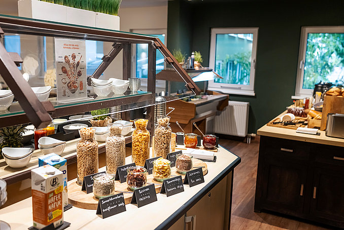 ACHAT Hotel Darmstadt Frühstücksbüfett Müslistation