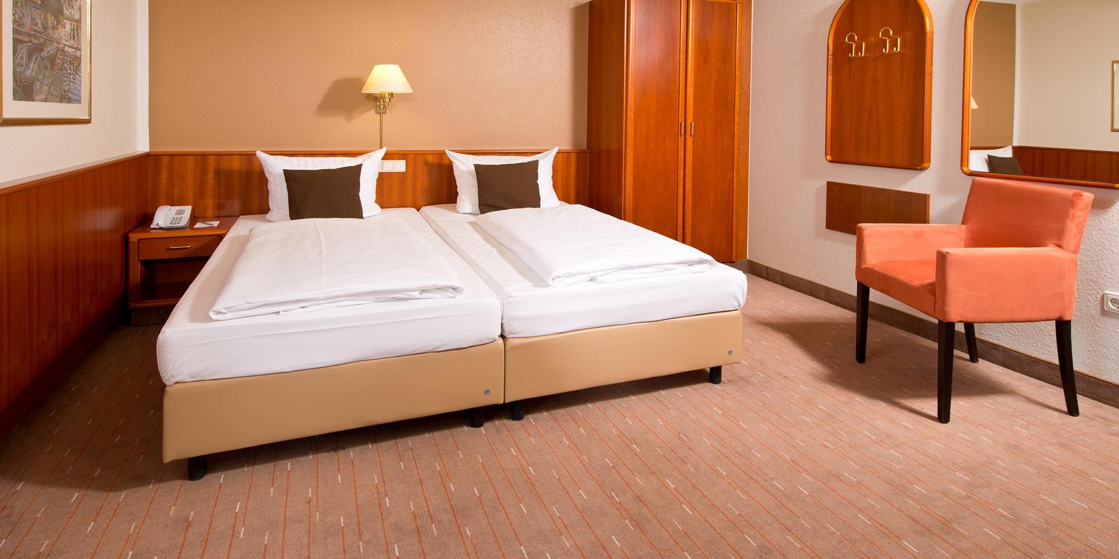 Superior Zimmer ACHAT Hotel Schwarzheide Lausitz Betten und Sessel