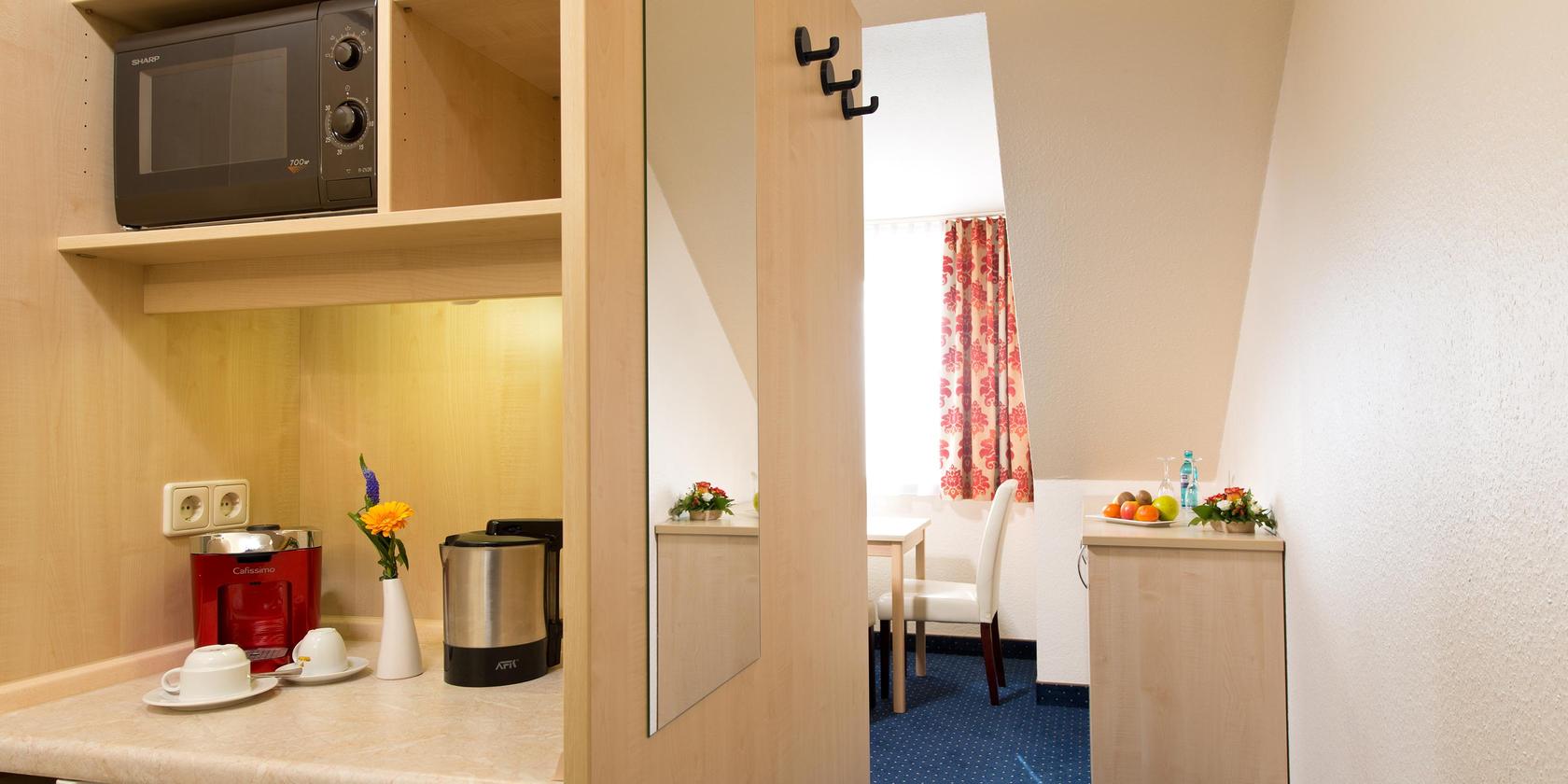 Mikrowelle und Wasserkocher im Ein-Zimmer-Apartment ACHAT Hotel Leipzig Messe