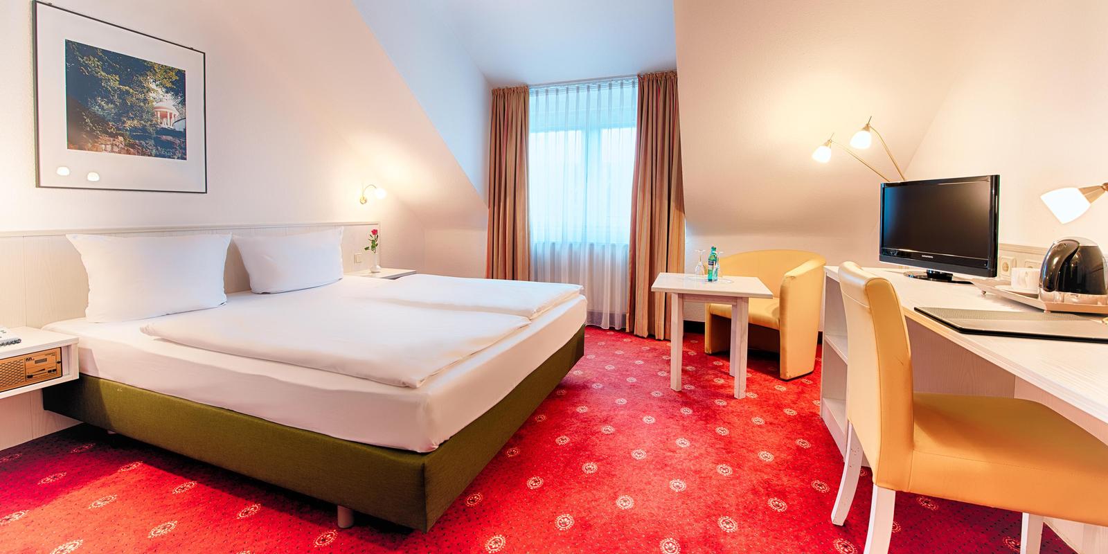 Business Zimmer ACHAT Hotel Schwetzingen Heidelberg Betten und Schreibtisch