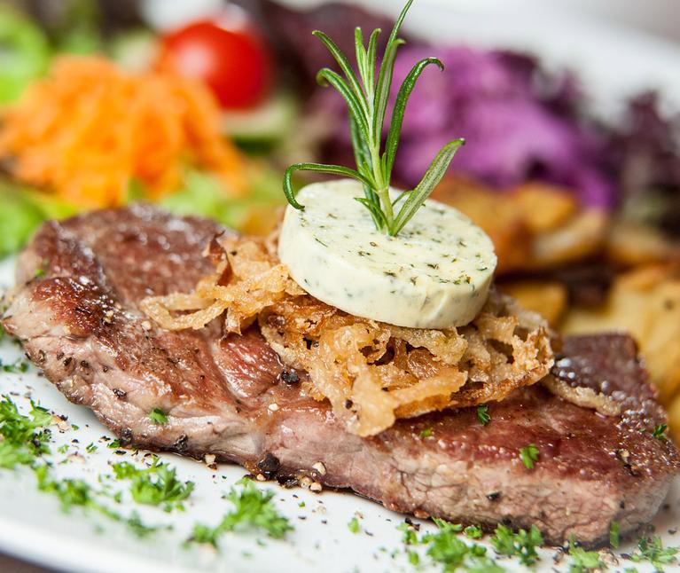 Steak mit Kräuterbutter und Salat im ACHAT Hotel Leipzig