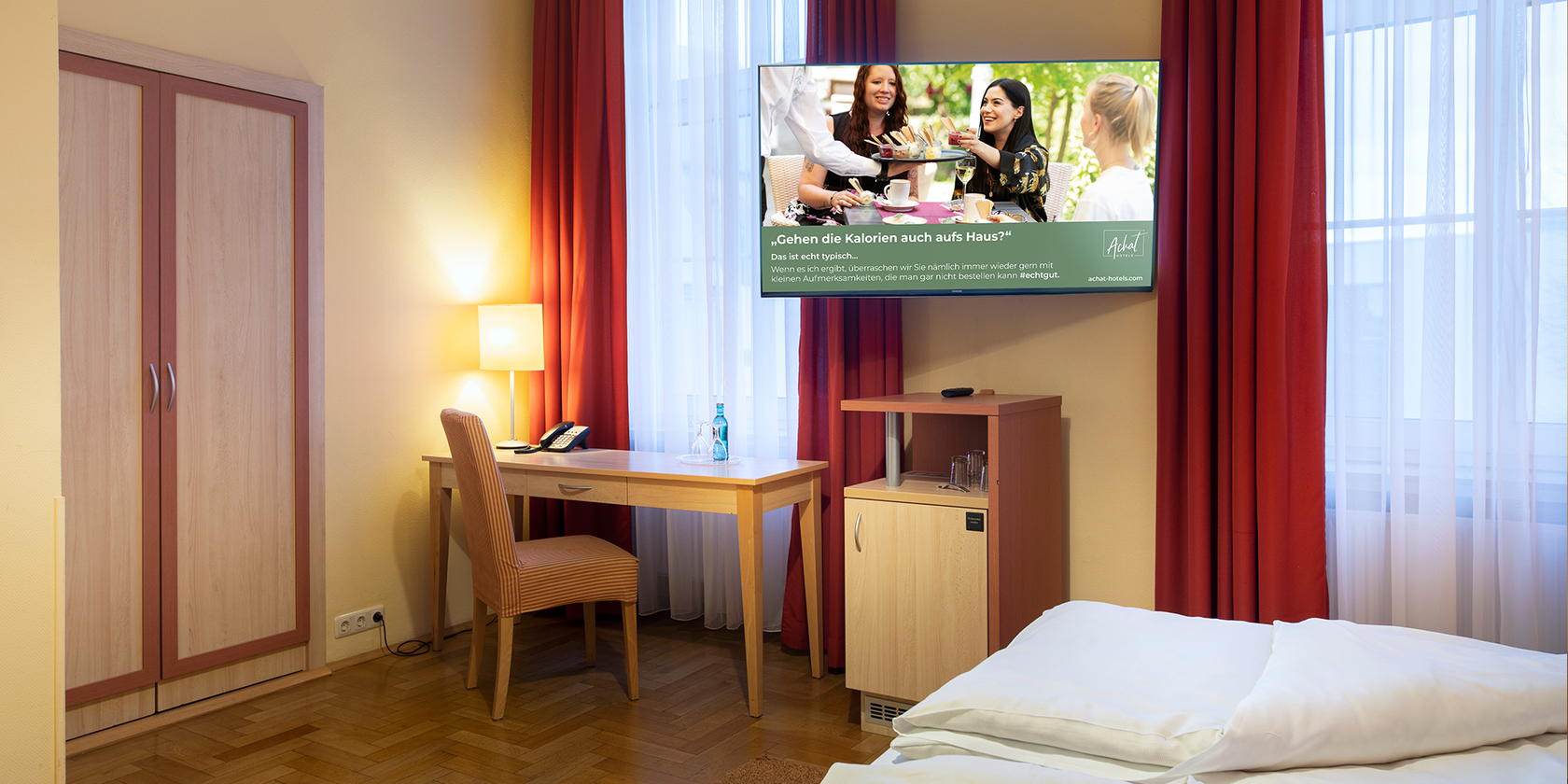 Schreibtisch und TV im Doppelzimmer des ACHAT Hotel Bonn am Rhein