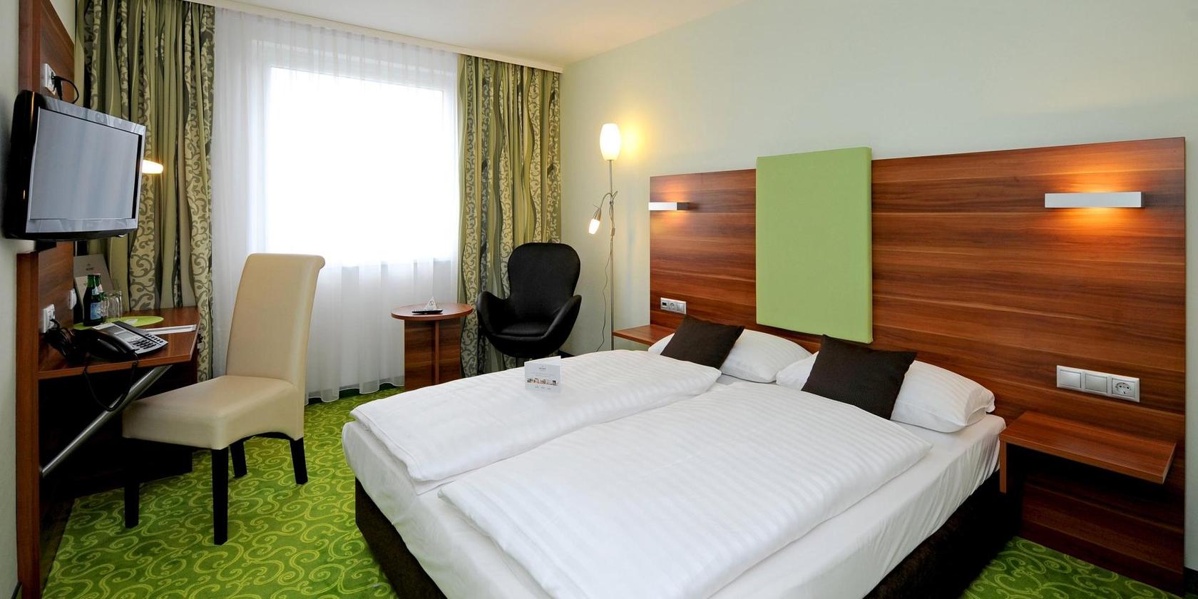 Superior Zimmer ACHAT Hotel Budapest Bett und Schreibtisch