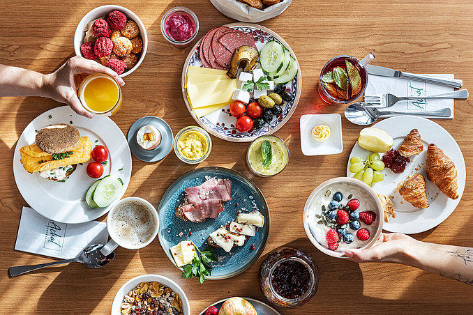 ACHAT Hotels gedeckter Frühstückstisch