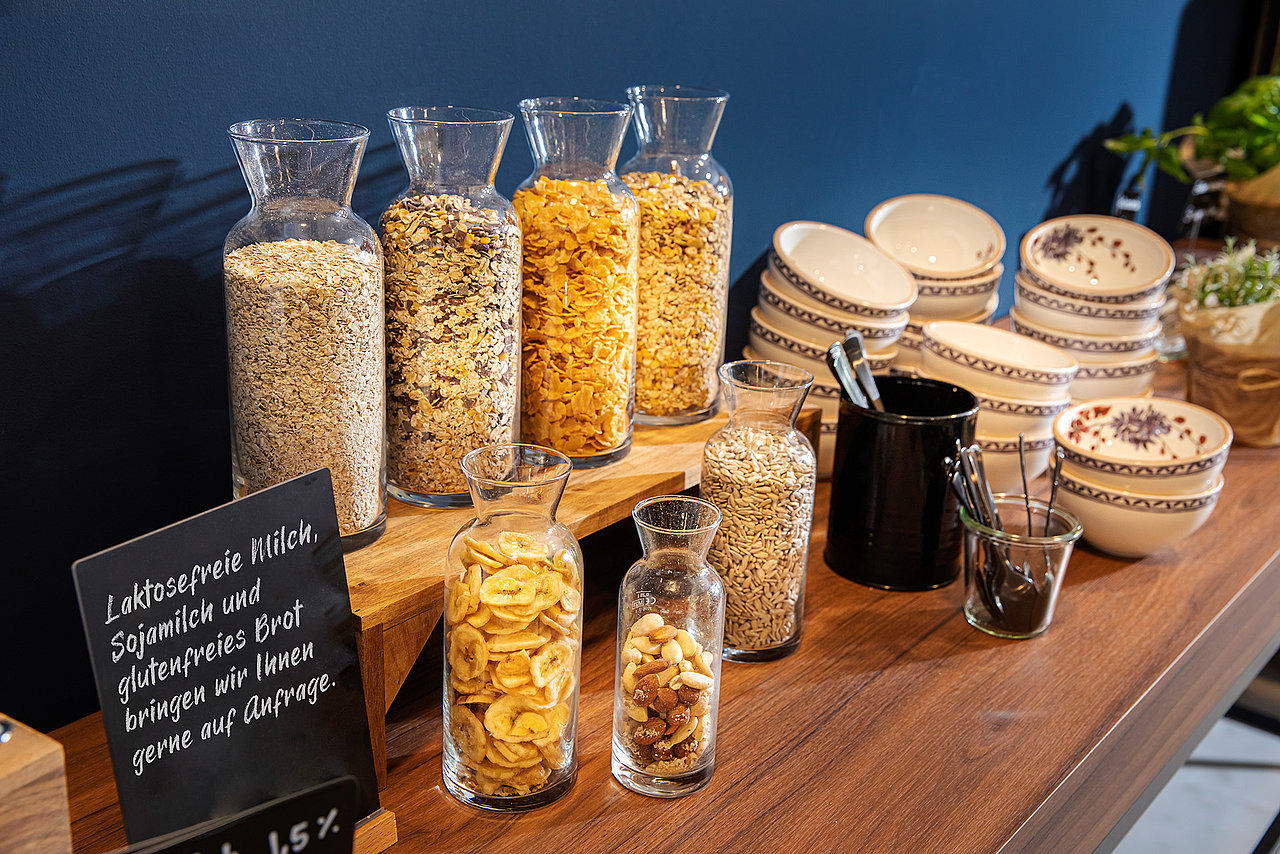 Frühstücksbuffet mit verschiedenen Cereralien